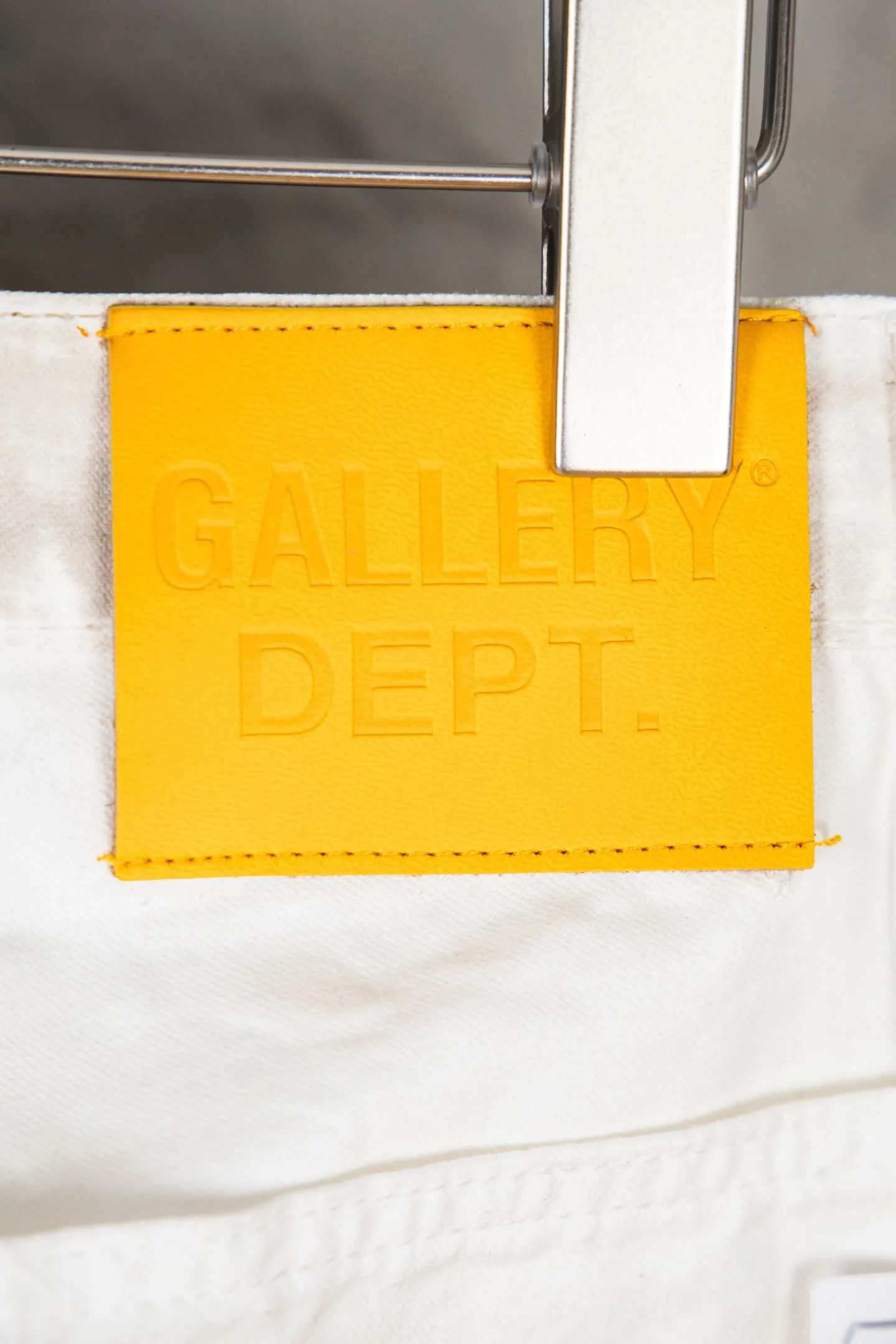 Style number: M394 P280 GALLERY DEPT. Dirty touch, splashed ink, hand-painted graffiti, washed, distressed, damaged, micro-flared casual overalls. Code number: 28 30 32 34 36